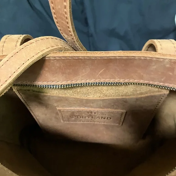 Portland Leather Full Size Cross Body Tote in Dakota - Picture 3 of 4